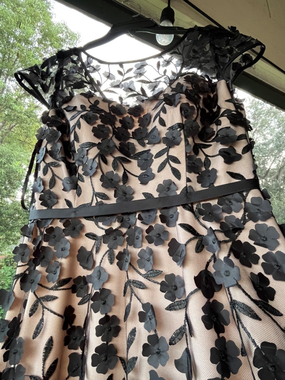NWT XSCAPE Women’s 3-D Floral Overlay black and nude maxi dress size 4 - Picture 6 of 16